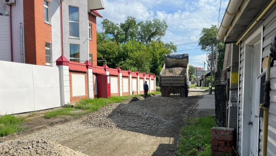 В Барнауле ремонтируют сельские дороги.
