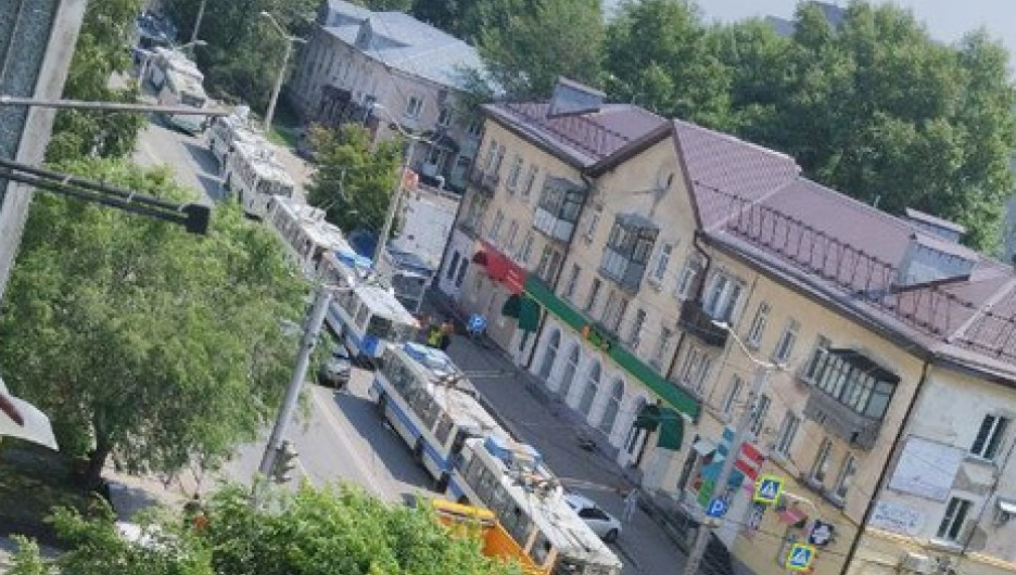 Пробка из троллейбусов на ул. Матросова.