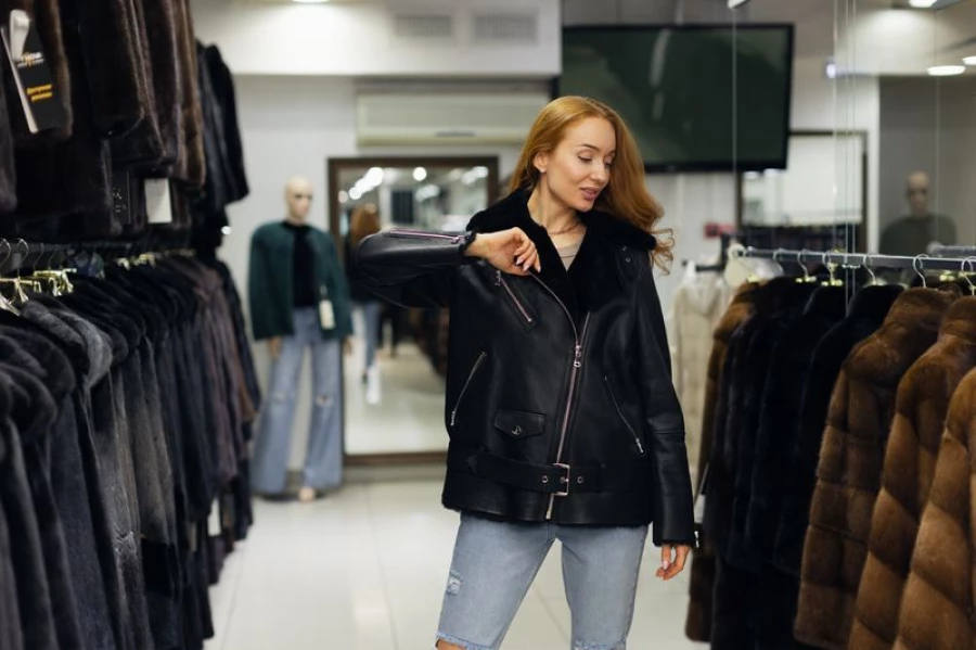 Летняя распродажа: пуховики, шубы и дубленки со скидками до 70%.