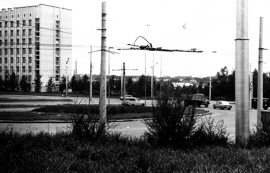 Разворотное троллейбусное кольцо на перекрестке улиц Юрина и Малахова у кардиоцентра. 1990-е года.