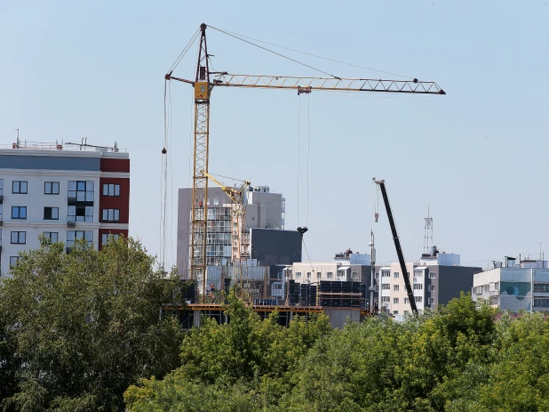 Губернатор Виктор Томенко осмотрел городской стадион в Белокурихе.