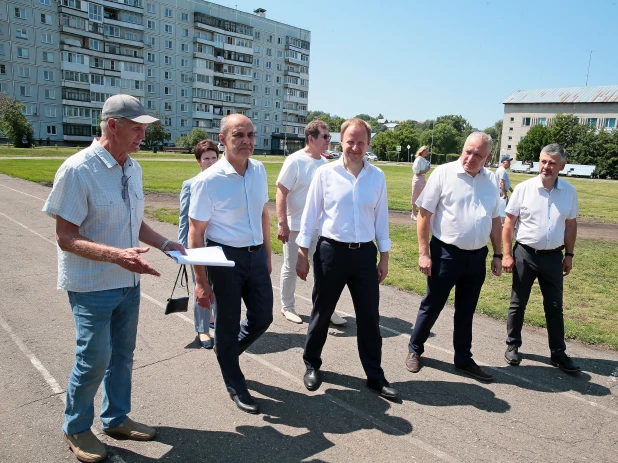 Губернатор Виктор Томенко осмотрел городской стадион в Белокурихе.