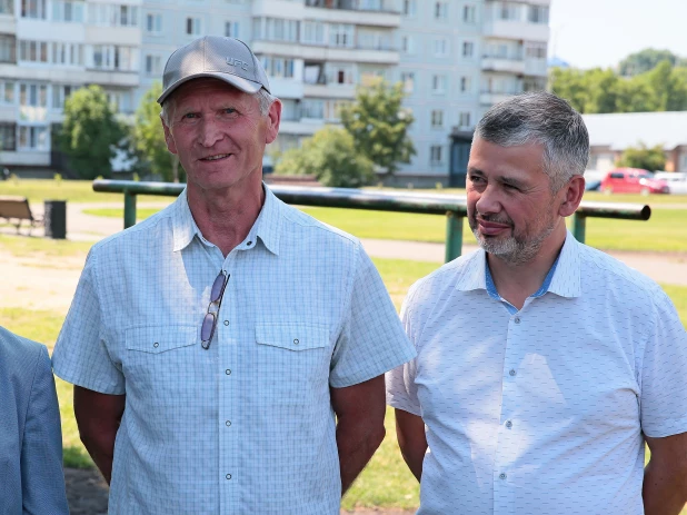 Губернатор Виктор Томенко осмотрел городской стадион в Белокурихе.