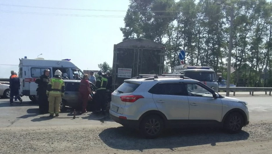 Легковушка врезалась в грузовик в Барнауле