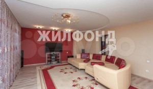 Большую четырешку с красной гостиной и синей ванной продают за 12,5 млн рублей