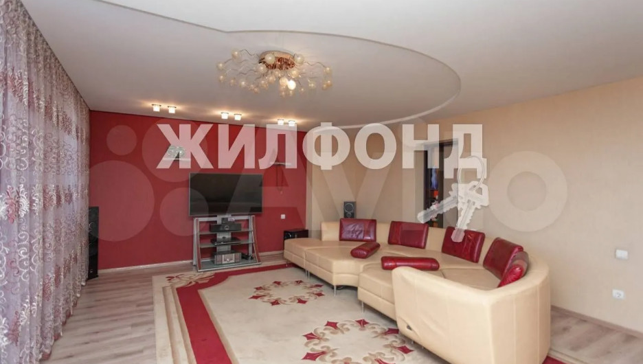 Большую четырешку с красной гостиной и синей ванной продают за 12,5 млн рублей
