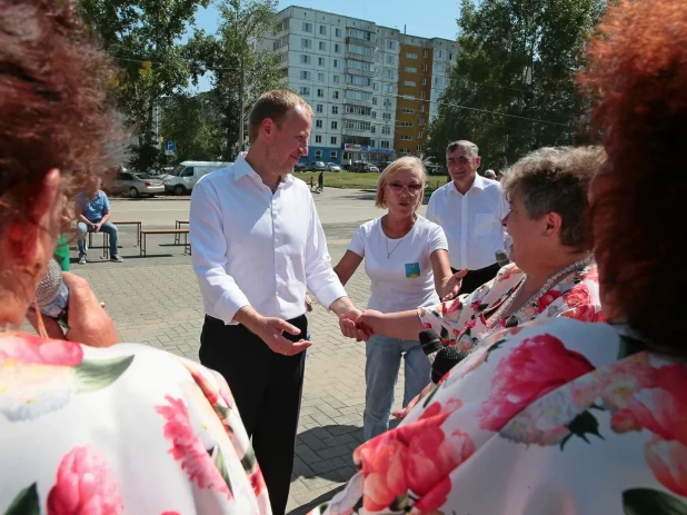 Томенко поздравил жителей Заринска, которые отмечают День города и День металлурга