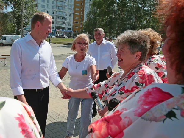 Томенко поздравил жителей Заринска, которые отмечают День города и День металлурга