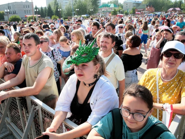 Томенко поздравил жителей Заринска, которые отмечают День города и День металлурга