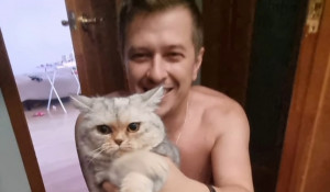 Новосибирец разобрал стену в ванной, чтобы спасти любимую кошку