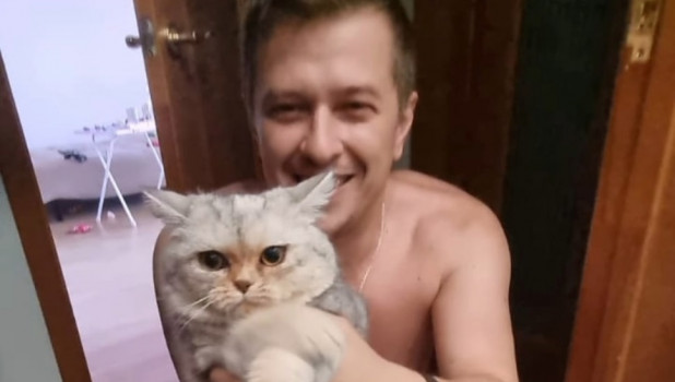 Новосибирец разобрал стену в ванной, чтобы спасти любимую кошку