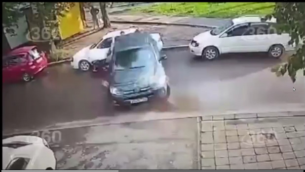 Водитель наехал на семью, выезжая с парковки.