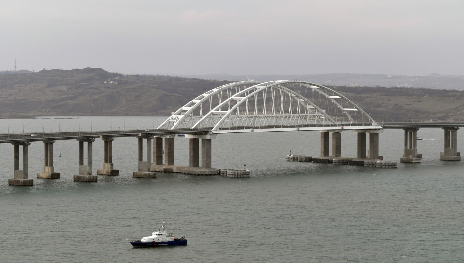 Перекрыли движение автомобилей по Крымскому мосту. Граждан просят сохранять спокойствие