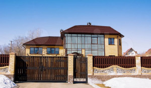 Коттедж для богатых любителей тишины продают за 24,9 млн рублей в Барнауле