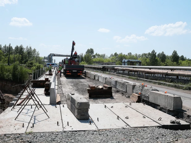 Виктор Томенко проверил, как продвигается ремонт путепровода в Заринске.