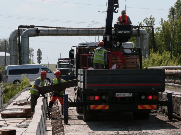 Виктор Томенко проверил, как продвигается ремонт путепровода в Заринске.