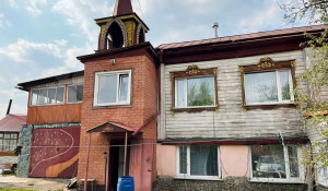Коттедж для православных с башней в старинном стиле продают в Барнауле за 6,6 млн рублей.