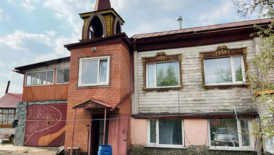 Коттедж для православных с башней в старинном стиле продают в Барнауле за 6,6 млн рублей.