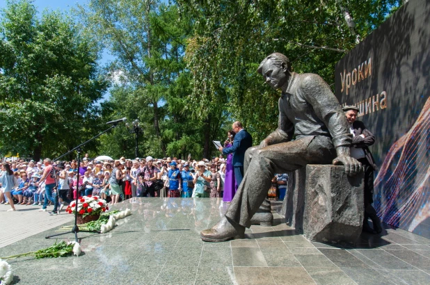 Открытие "Шукшинских дней на Алтае" у памятника, 2023 год.