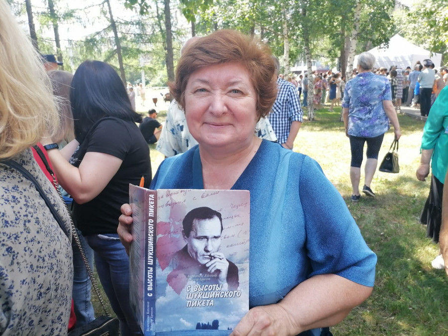 Нина Валентиновна и книга с автографами.