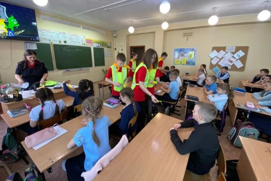 Сотрудники Госавтоинспекции Алтайского края проводят информационно-просветительские акции по использованию световозвращающих элементов.