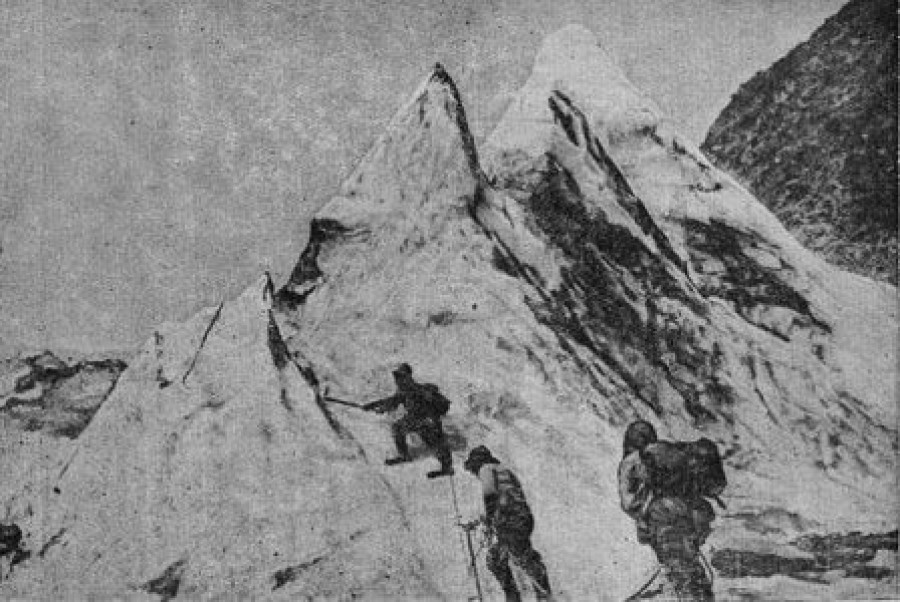 Обход ледяной скалы у среднего ледопада на Белухе.