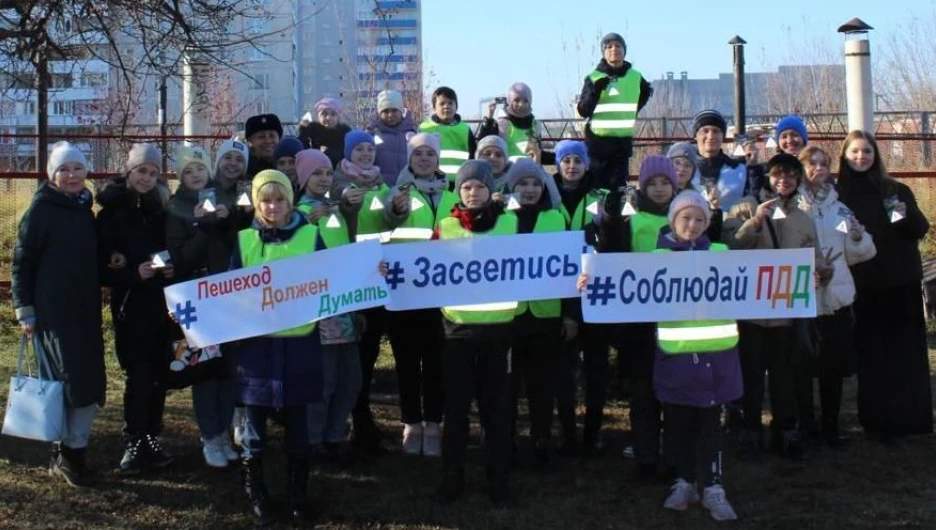  Сотрудники Госавтоинспекции Алтайского края проводят информационно-просветительские акции по использованию световозвращающих элементов.