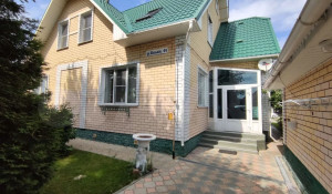 Дом из желтого кирпича с чудесной теплицей продают за 12,9 млн рублей в Барнауле