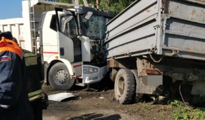 Водителя насмерть зажало в салоне грузовика.