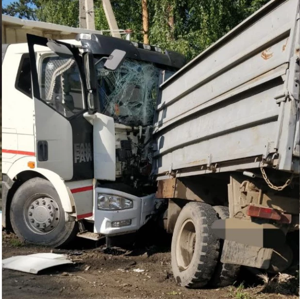 Водителя насмерть зажало в салоне грузовика.