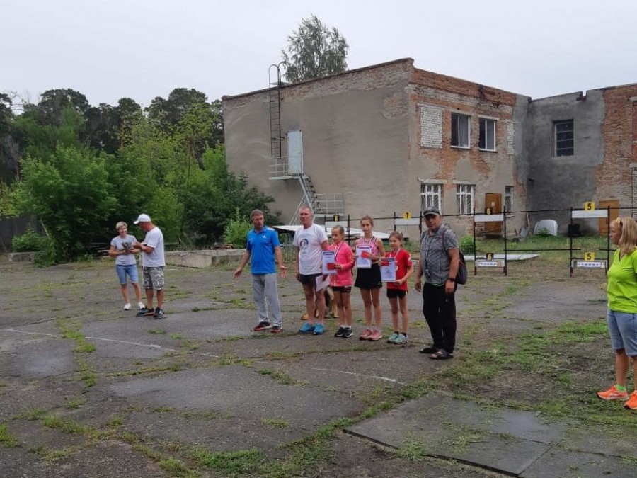 На лыжной базе АлтГПУ состоялся открытый чемпионат г. Барнаула по летнему биатлону среди юношей и девушек старшего и младшего возраста.