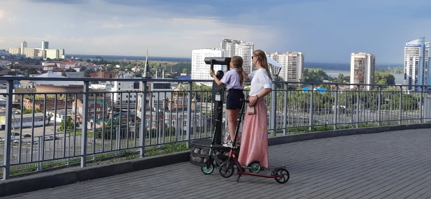 Барнаульцы любуются городом в новый бинокль.