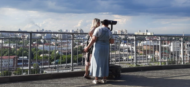 Барнаульцы любуются городом в новый бинокль.