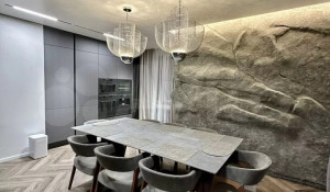 Квартиру с каменными стенами на видовом этаже продают за 24,5 млн рублей в Барнауле