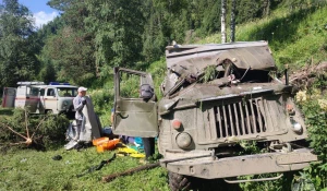 Перевернувшийся грузовик с туристами.