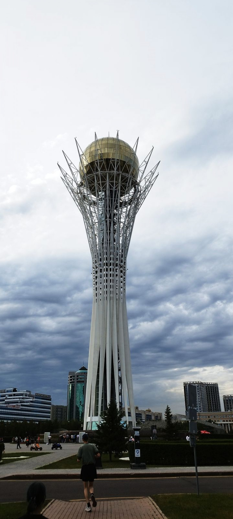 Главный символ Астаны — башня «Байтерек».