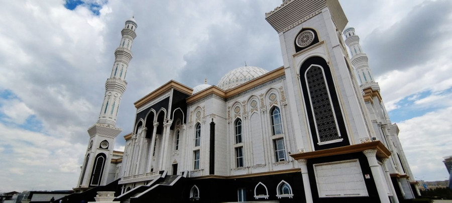 Мечеть Хазрет-Султан — здание, построенное в исламском стиле и украшенное традиционными казахскими узорами.