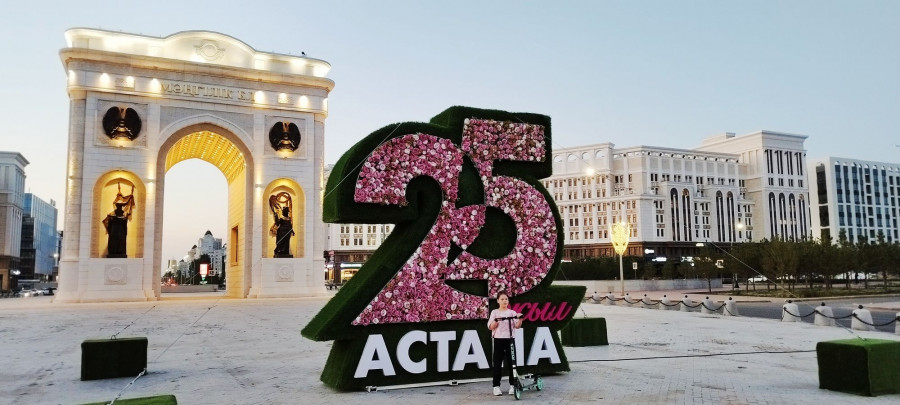 Триумфальная арка Астаны  возведена в честь юбилея независимости Казахстана по идее Нурсултана Назарбаева.