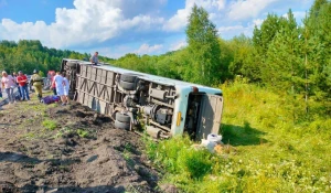 Пассажирский автобус перевернулся.