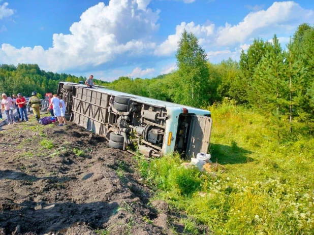 Пассажирский автобус перевернулся.