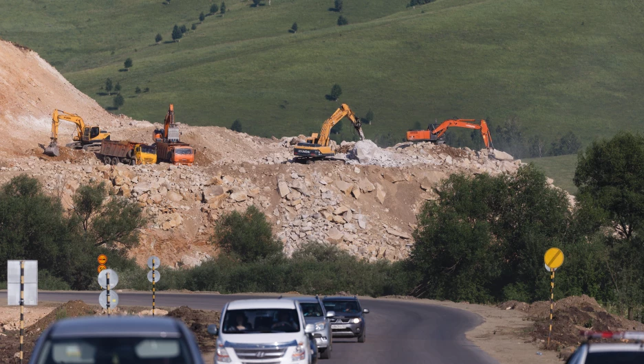 Губернатор Виктор Томенко проверил, как идет реконструкция дороги в районе Бирюзовой Катуни.