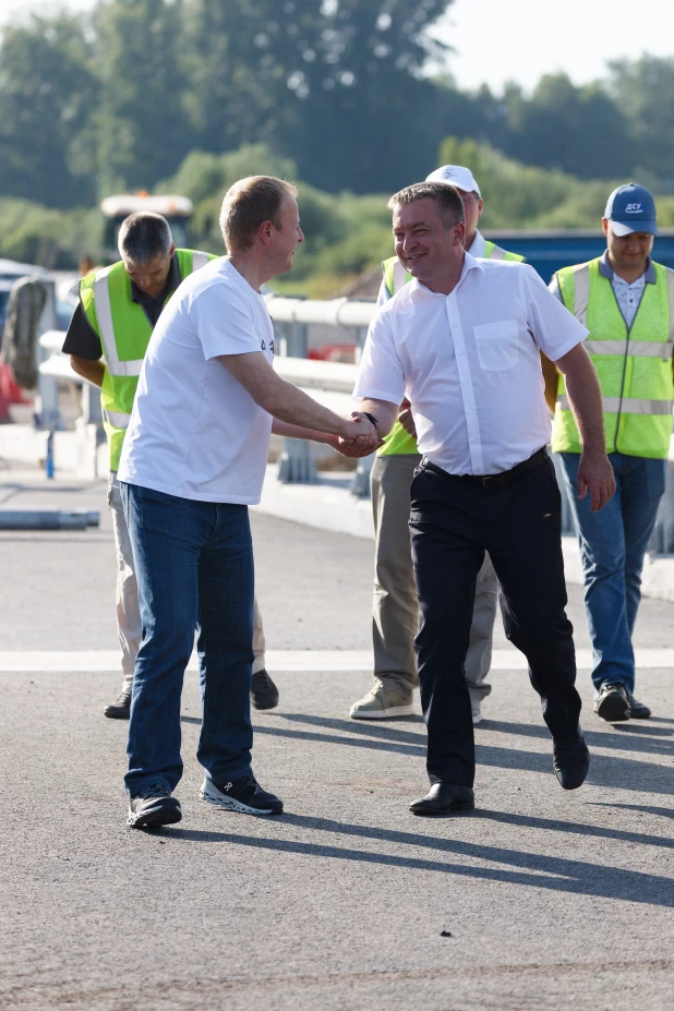 Губернатор Виктор Томенко проверил, как идет реконструкция дороги в районе Бирюзовой Катуни.