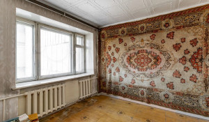 Обшарпанную трешку с советским ремонтом и ковром на стене продают за 6,7 млн рублей в Барнауле