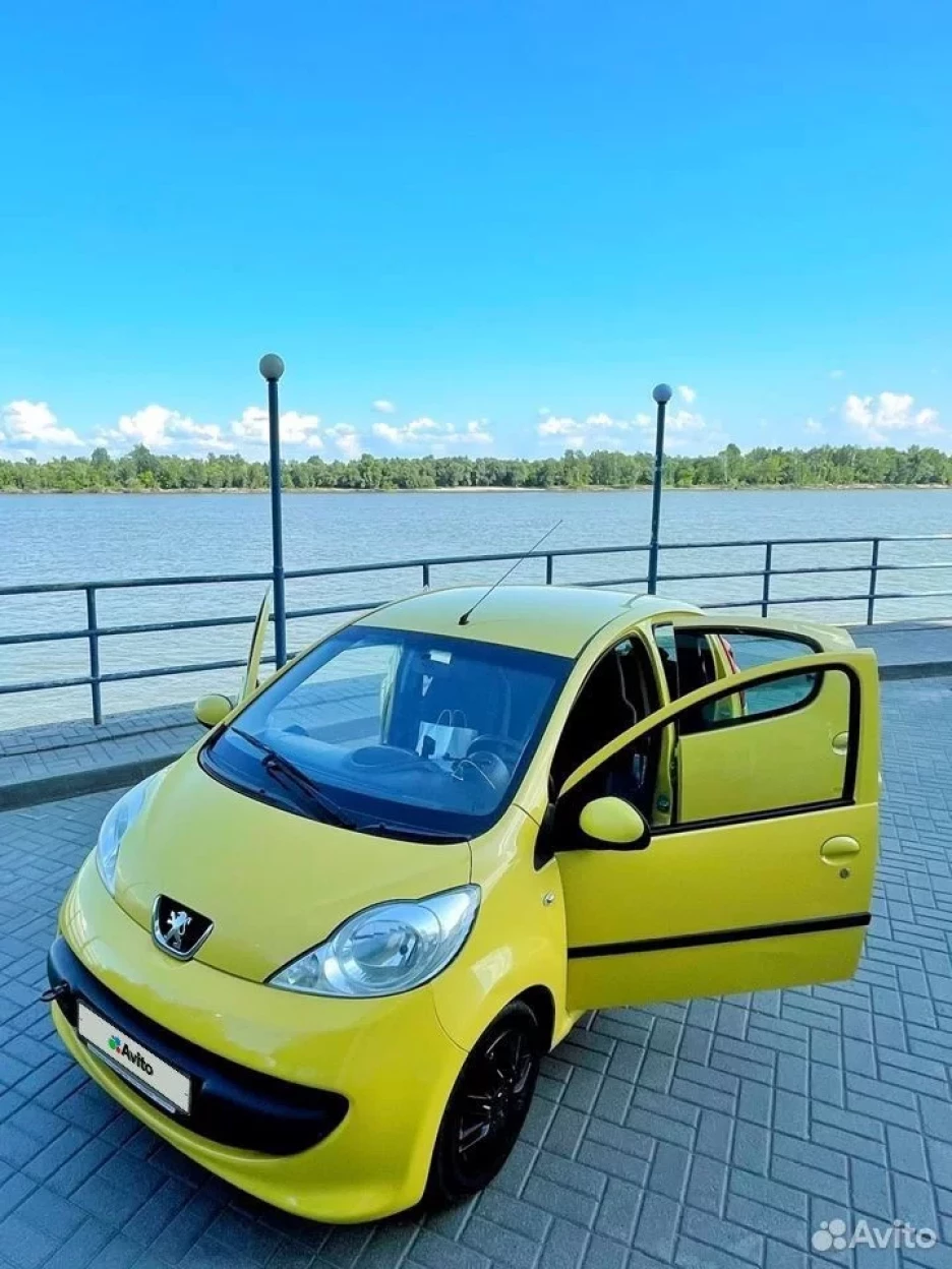 Машина Peugeot 107