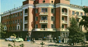 Таксофоны возле гостиницы "Алтай".