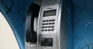 Таксофон на перекрестке улиц Георгия Исакова и Попова.