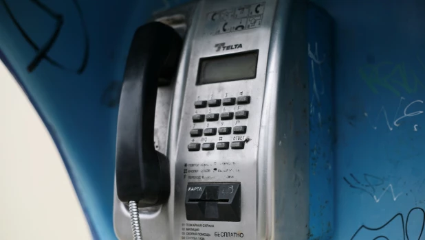 Таксофон на перекрестке улиц Георгия Исакова и Попова.