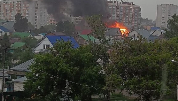 Где в Барнауле загорелся жилой дом в частном секторе - Толк 