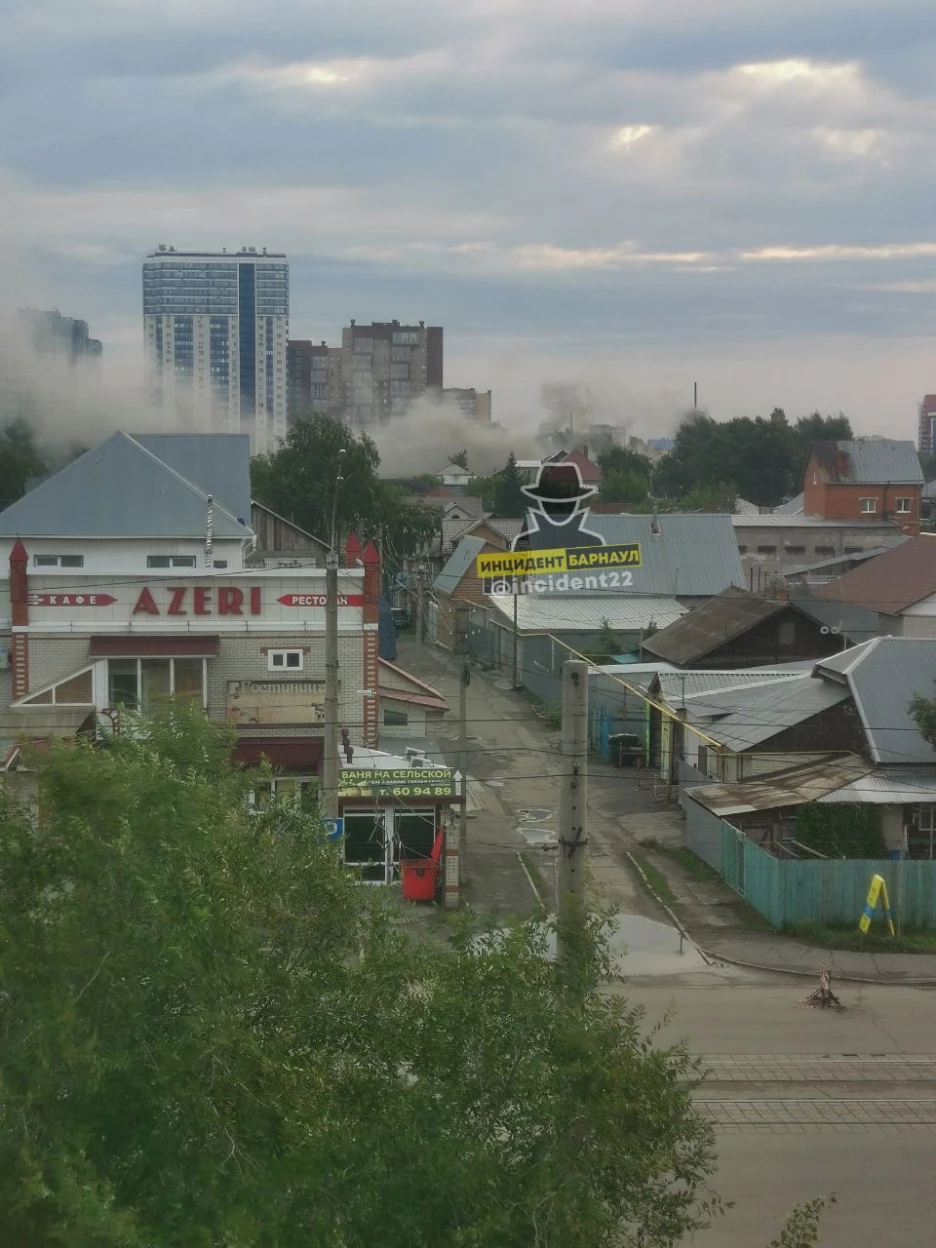 Крупный пожар вспыхнул утром в частном доме в Барнауле