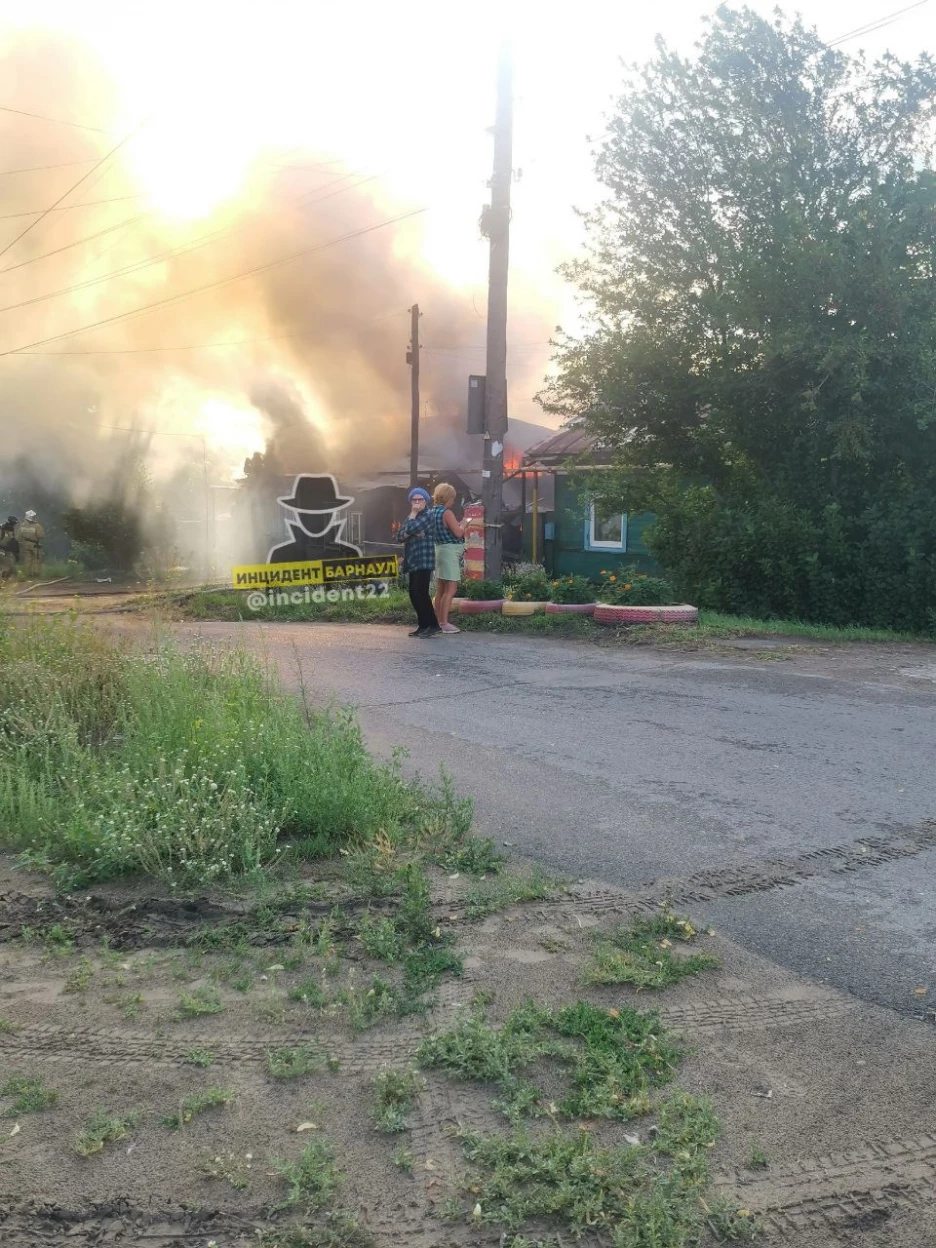 Крупный пожар вспыхнул утром в частном доме в Барнауле